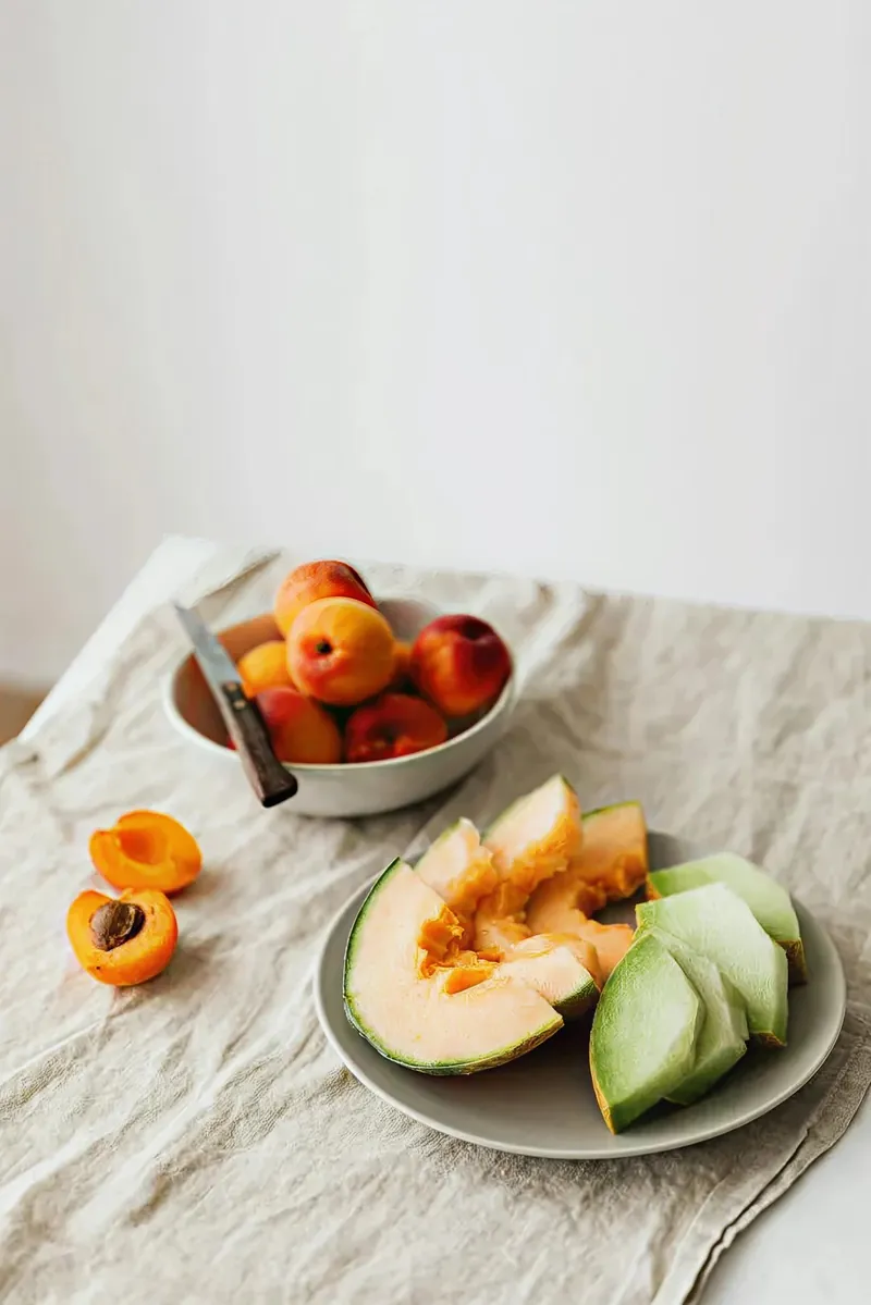 Albaricoques y melón sobre lino