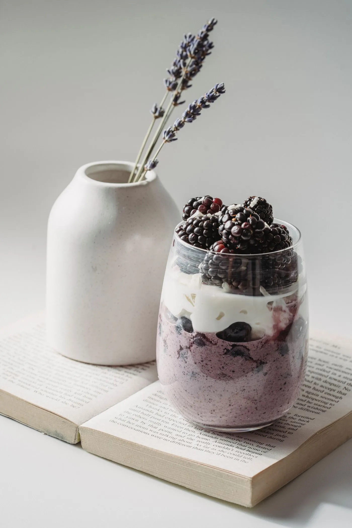Vaso de yogur con moras y lavanda