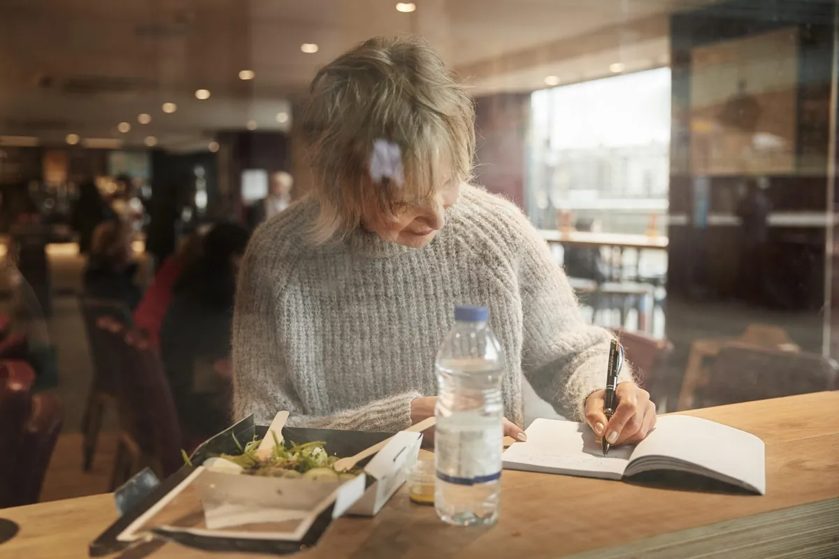 Mujer escribiendo en un cuaderno
