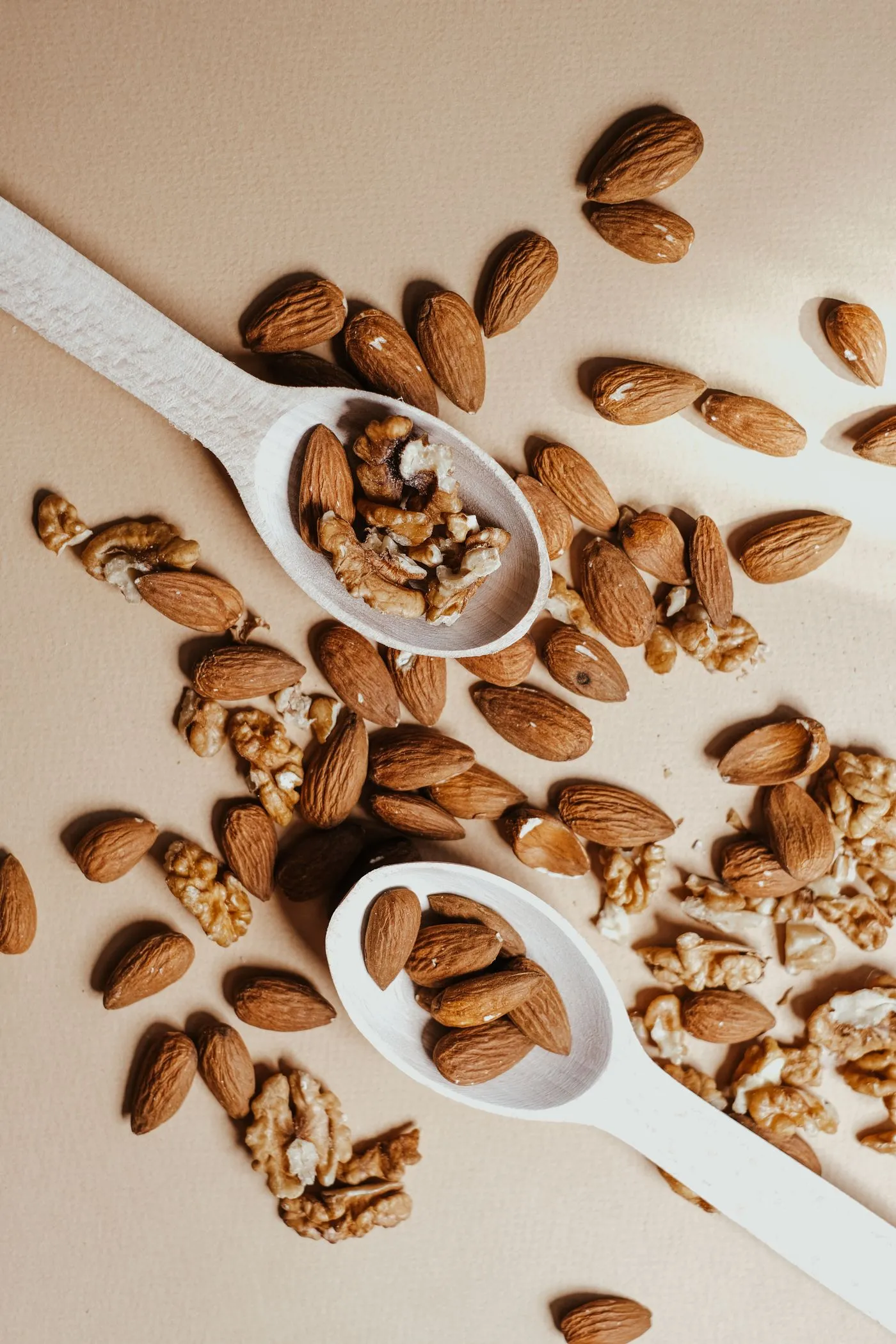 Almendras y nueces con cucharas de madera