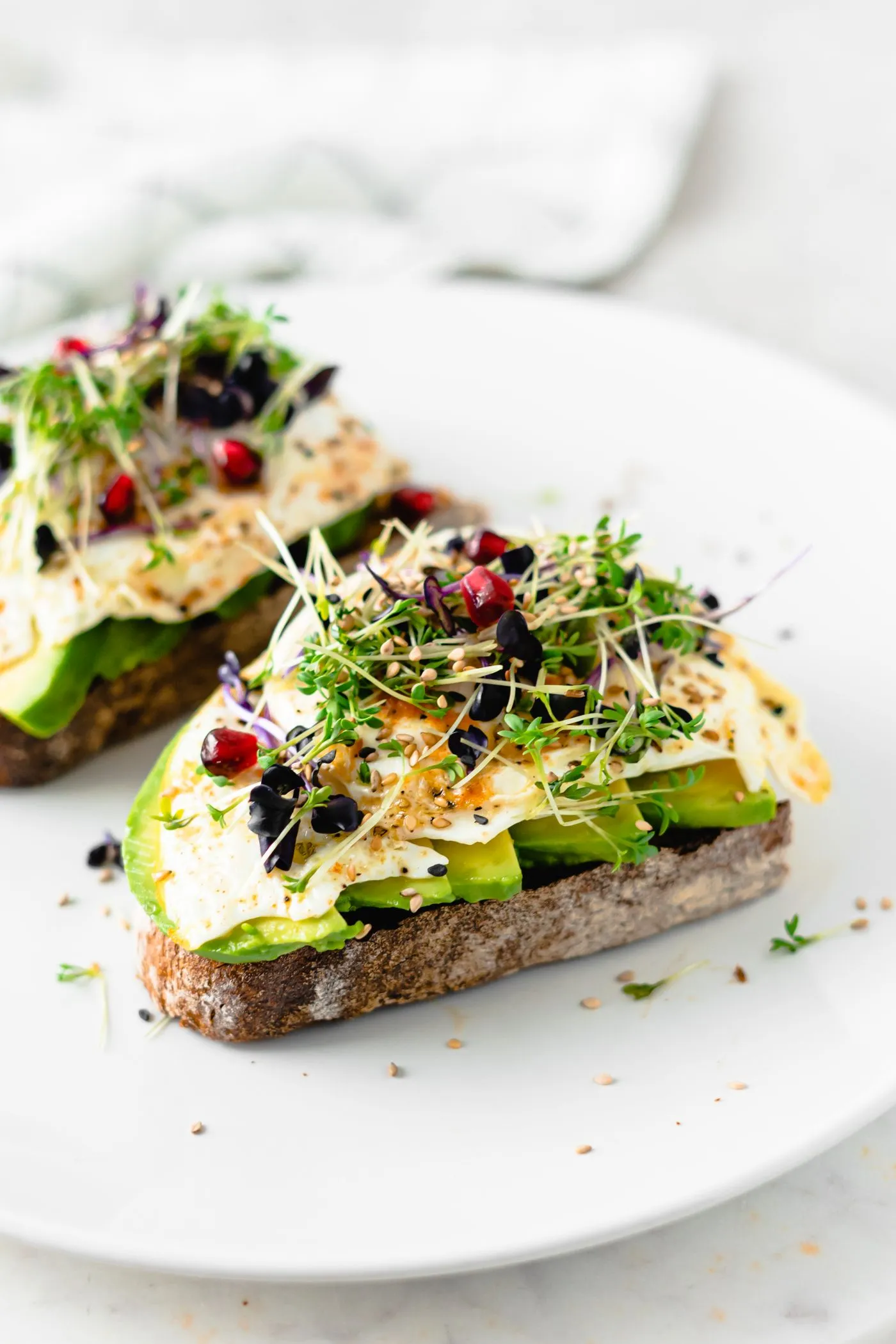 Tostada de aguacate con huevo y brotes