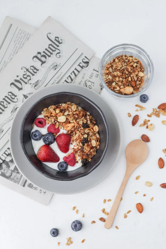 Bol de yogur con granola y frutos rojos