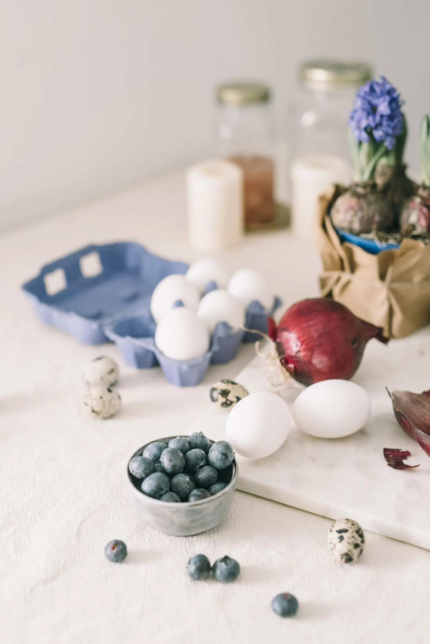 Huevos, arándanos y cebolla morada sobre la mesa