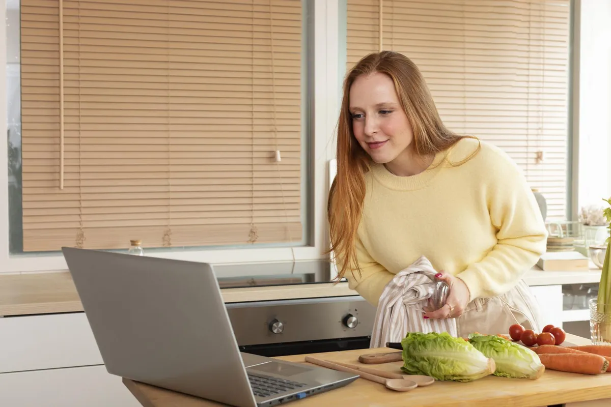 Mujer en una videollamada desde su cocina